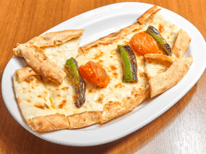 Kaşarlı Domatesli Biberli Pide